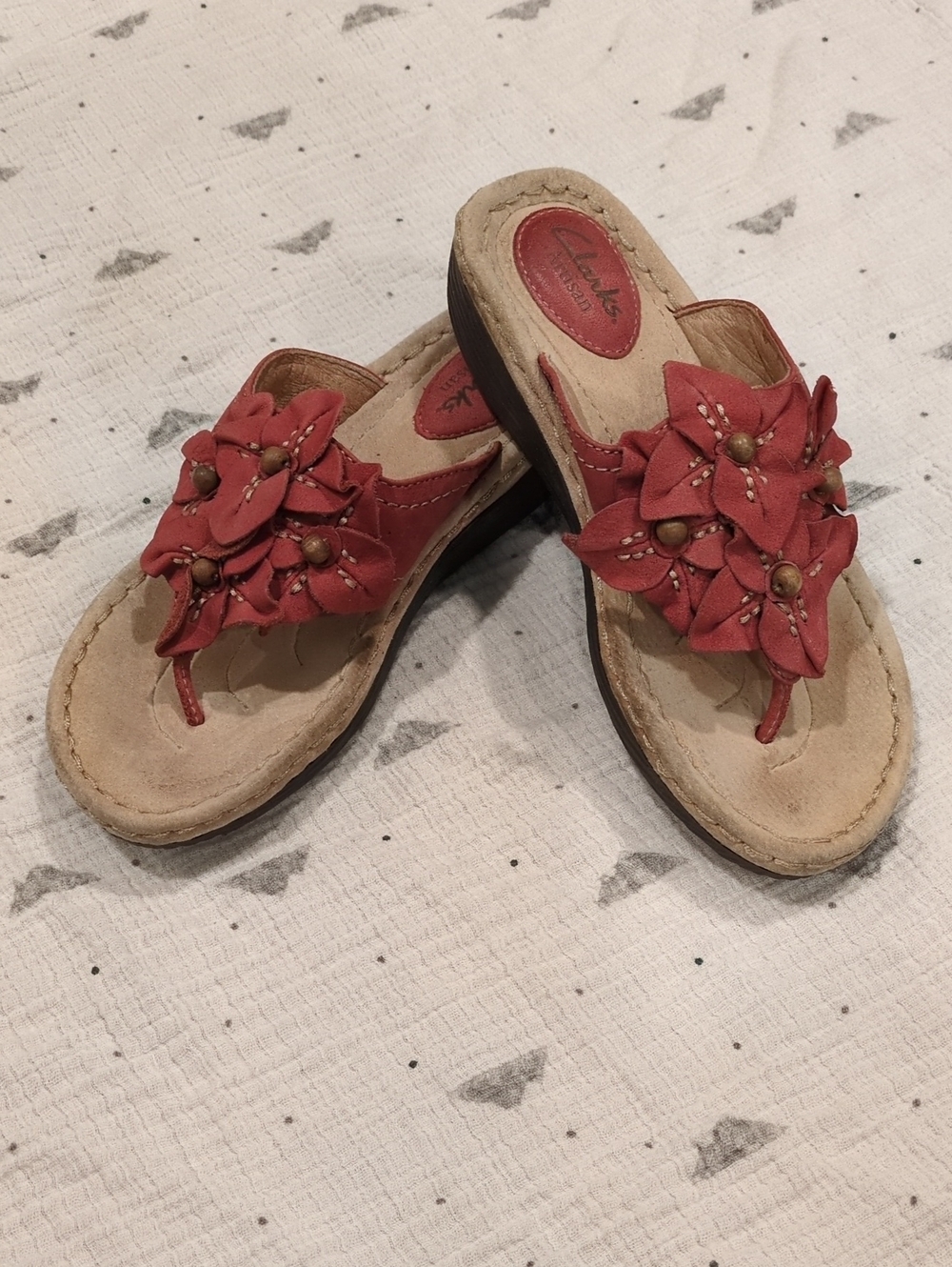 ❤️😎🩴 Clarks Women’s Dusty Red Floral Leather Thong Sandals size 5.5 M ❤️😎🩴 - Picture 1 of 12